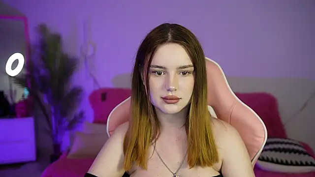 Snapshot of MilanaMoons chatting on 09.15.25 MilanaMoons online show from 09.15.25