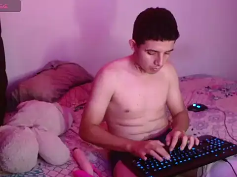 Snapshot of NoahAyala chatting on 09.21.25 NoahAyala online show from 09.21.25