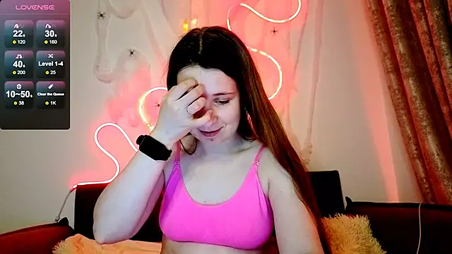 Snapshot of _Linett_ chatting on 10.31.25  Linett  online show from 10.31.25