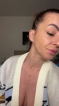 Snapshot of Roxanne_Skye chatting on 10.14.25 Roxanne Skye online show from 10.14.25