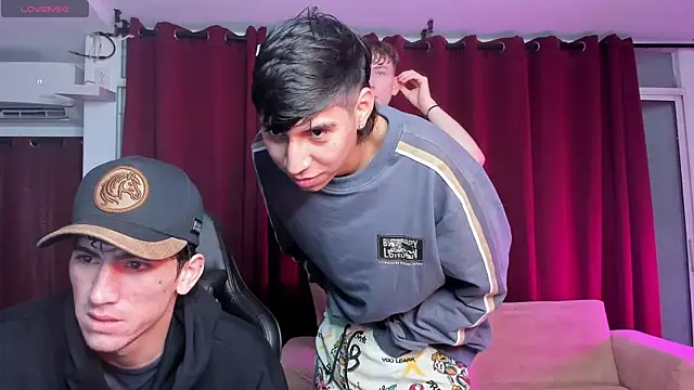 Snapshot of Handsomeboyss19 chatting on 10.04.25 Handsomeboyss19 online show from 10.04.25