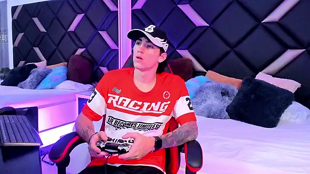 Snapshot of Handsomeboyss19 chatting on 10.18.25 Handsomeboyss19 online show from 10.18.25