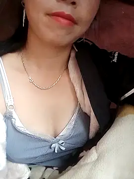 Snapshot of hera-00 chatting on 11.08.25 hera-00 online show from 11.08.25