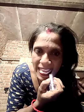 Snapshot of Xx_pooja chatting on 10.17.25 Xx pooja online show from 10.17.25