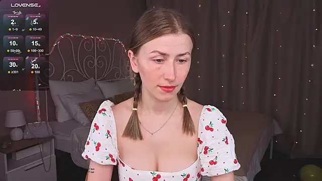 Snapshot of VesperaCeleste chatting on 10.02.25 VesperaCeleste online show from 10.02.25