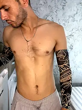 Snapshot of LeonNovaro chatting on 09.10.25 LeonNovaro online show from 09.10.25