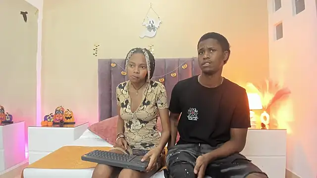 Snapshot of Kiaraa_y_Her_Crazy chatting on 10.17.25 Kiaraa y Her Crazy online show from 10.17.25