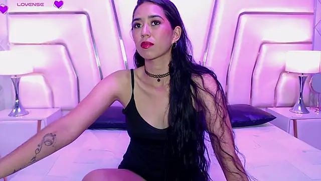 Snapshot of VioletPons chatting on 10.28.25 VioletPons online show from 10.28.25