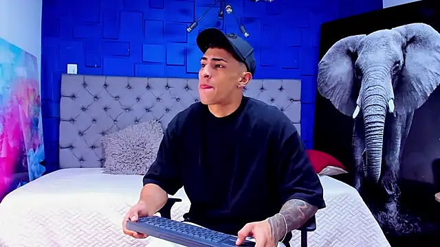 Snapshot of adrian_ray chatting on 09.13.25 adrian ray online show from 09.13.25