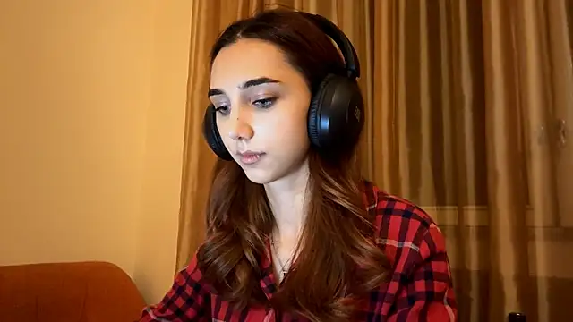 Snapshot of LinaMour chatting on 09.17.25 LinaMour online show from 09.17.25