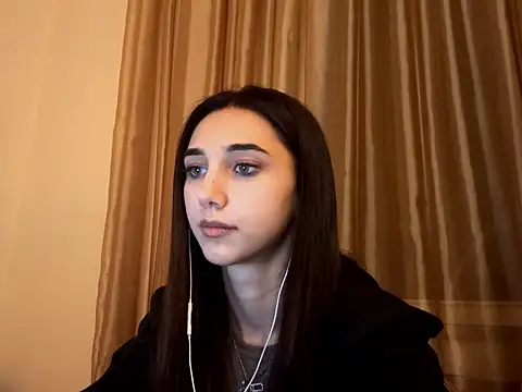 Snapshot of LinaMour chatting on 09.21.25 LinaMour online show from 09.21.25