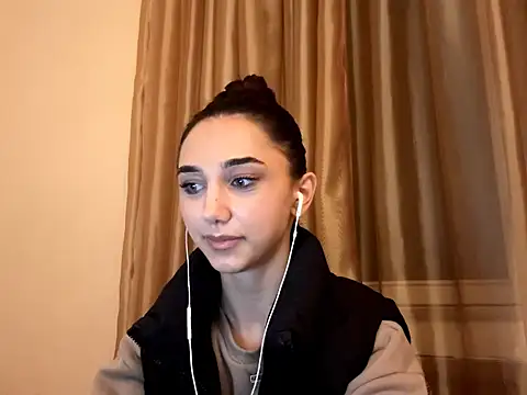 Snapshot of LinaMour chatting on 10.03.25 LinaMour online show from 10.03.25