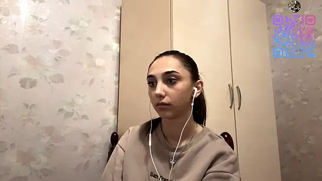 Snapshot of LinaMour chatting on 10.16.25 LinaMour online show from 10.16.25