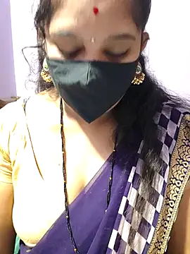 Snapshot of luci-queen chatting on 09.10.25 luci-queen online show from 09.10.25