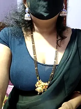 Snapshot of luci-queen chatting on 10.05.25 luci-queen online show from 10.05.25