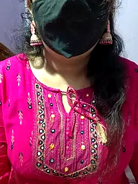 Snapshot of luci-queen chatting on 10.08.25 luci-queen online show from 10.08.25