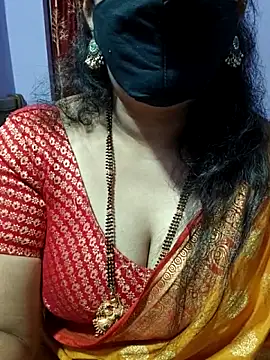 Snapshot of luci-queen chatting on 10.09.25 luci-queen online show from 10.09.25