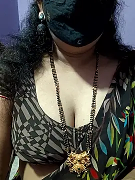 Snapshot of luci-queen chatting on 10.12.25 luci-queen online show from 10.12.25