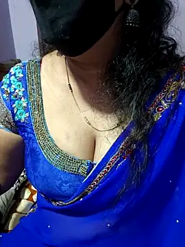 Snapshot of luci-queen chatting on 11.12.25 luci-queen online show from 11.12.25