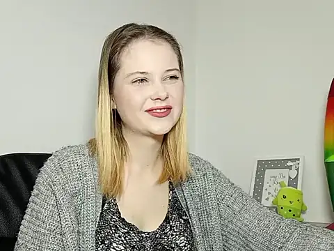 Snapshot of LydiaYoung chatting on 10.07.25 LydiaYoung online show from 10.07.25