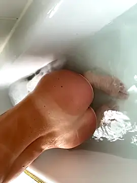 Snapshot of Petitbiscuit2B0 chatting on 10.29.25 Petitbiscuit2B0 online show from 10.29.25