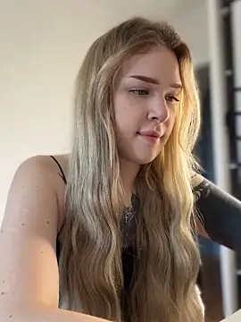 Snapshot of elliss_ chatting on 09.17.25 elliss online show from 09.17.25