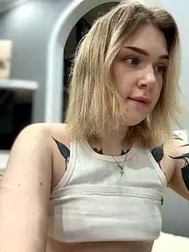 Snapshot of elliss_ chatting on 10.30.25 elliss online show from 10.30.25