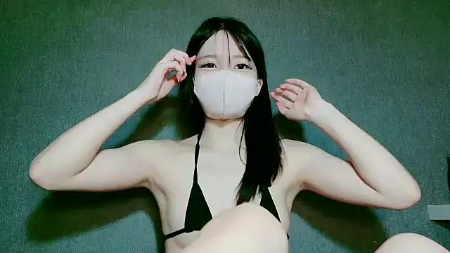 Snapshot of Yuki_chan_2 chatting on 10.24.25 Yuki chan 2 online show from 10.24.25