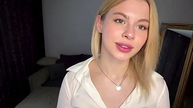 Snapshot of Lil_Elisa chatting on 09.11.25 Lil Elisa online show from 09.11.25