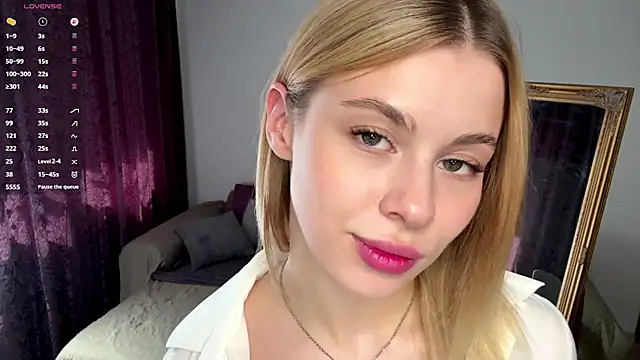 Snapshot of Lil_Elisa chatting on 09.16.25 Lil Elisa online show from 09.16.25