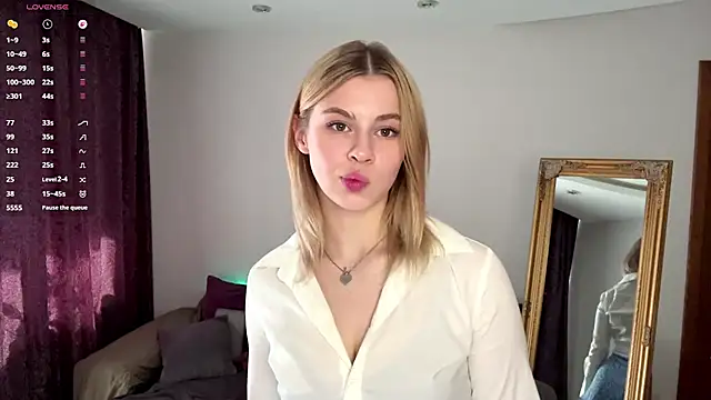 Snapshot of Lil_Elisa chatting on 09.19.25 Lil Elisa online show from 09.19.25