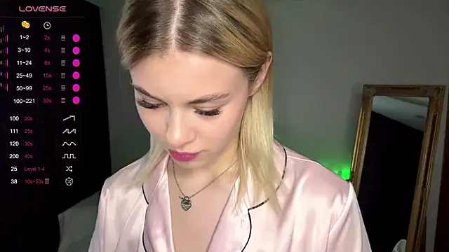 Snapshot of Lil_Elisa chatting on 10.15.25 Lil Elisa online show from 10.15.25