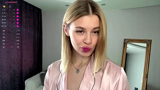 Snapshot of Lil_Elisa chatting on 10.16.25 Lil Elisa online show from 10.16.25