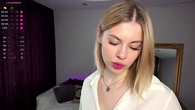 Snapshot of Lil_Elisa chatting on 10.17.25 Lil Elisa online show from 10.17.25