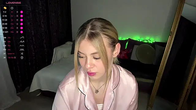 Snapshot of Lil_Elisa chatting on 10.24.25 Lil Elisa online show from 10.24.25