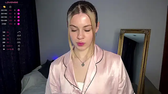 Snapshot of Lil_Elisa chatting on 10.26.25 Lil Elisa online show from 10.26.25