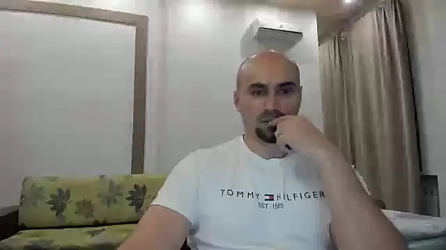 Snapshot of Gri_SH chatting on 10.20.25 Gri SH online show from 10.20.25