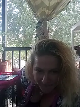 Snapshot of Goldenndoll chatting on 10.21.25 Goldenndoll online show from 10.21.25