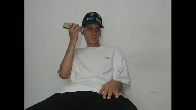 Snapshot of sam_hottt chatting on 10.23.25 sam hottt online show from 10.23.25
