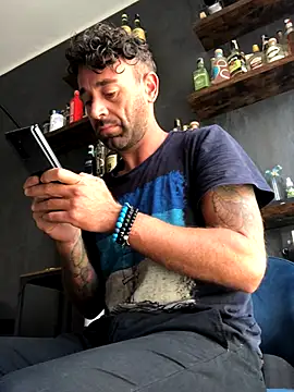 Snapshot of MatteoDom85 chatting on 10.18.25 MatteoDom85 online show from 10.18.25