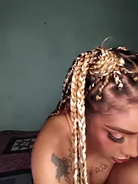 Snapshot of Queen_Amara chatting on 10.05.25 Queen Amara online show from 10.05.25