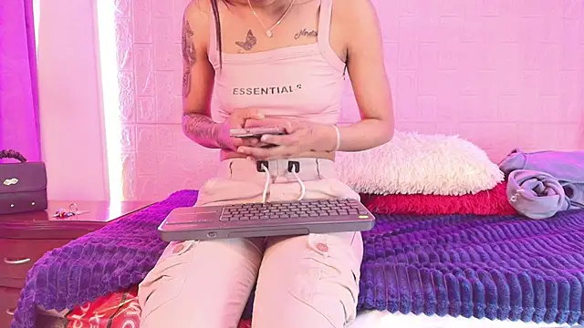 Snapshot of Baby_kinky-- chatting on 10.08.25 Baby kinky-- online show from 10.08.25