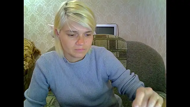 Snapshot of SaraSnow_ chatting on 11.13.25 SaraSnow online show from 11.13.25