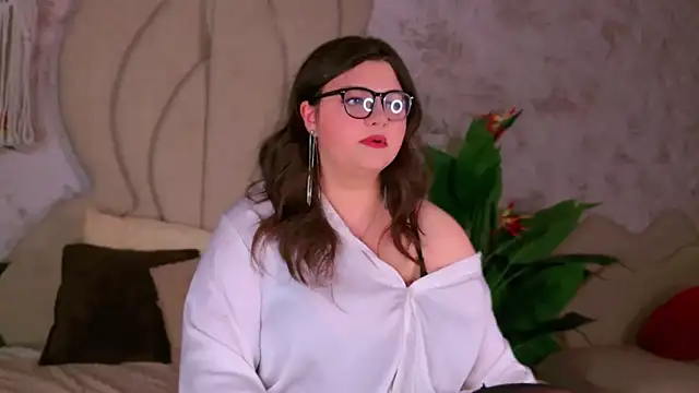 Snapshot of UR_BELLA chatting on 09.28.25 UR BELLA online show from 09.28.25