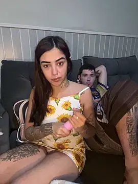 Snapshot of Bbzinha_18 chatting on 11.04.25 Bbzinha 18 online show from 11.04.25