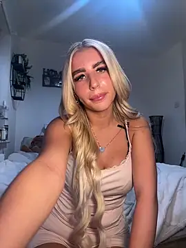 Snapshot of BlondeBetty chatting on 09.10.25 BlondeBetty online show from 09.10.25