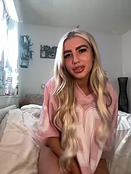 Snapshot of BlondeBetty chatting on 09.12.25 BlondeBetty online show from 09.12.25