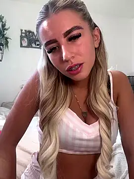 Snapshot of BlondeBetty chatting on 09.22.25 BlondeBetty online show from 09.22.25