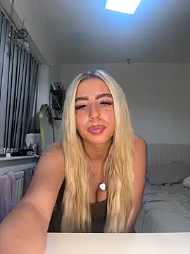 Snapshot of BlondeBetty chatting on 11.03.25 BlondeBetty online show from 11.03.25