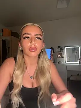 Snapshot of BlondeBetty chatting on 11.13.25 BlondeBetty online show from 11.13.25